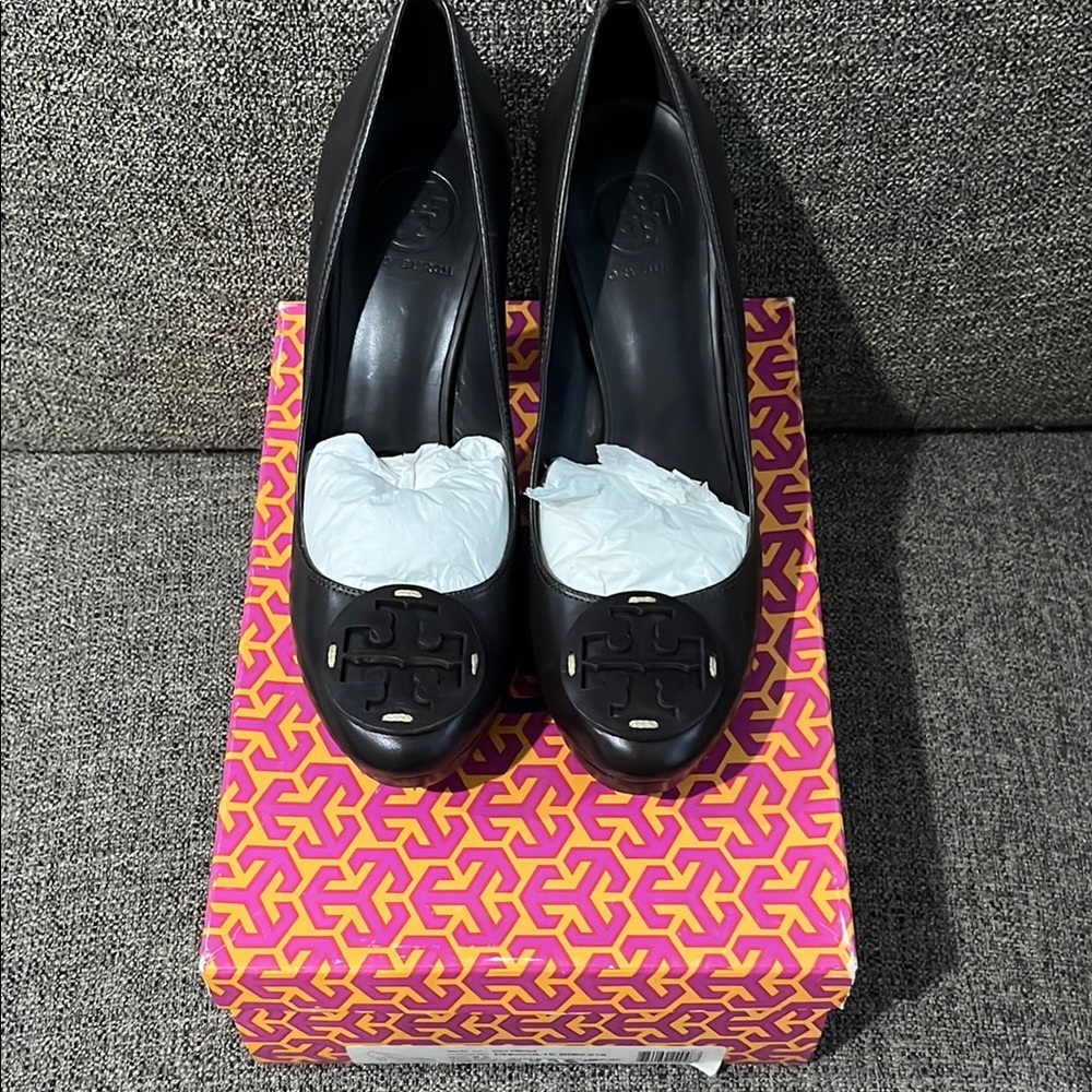 New Tory Burch Chocolate Brown Betty Pumps - Picture 2 of 16